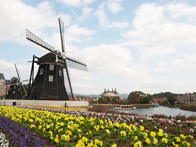 60 minutes to Huis Ten Bosch theme park